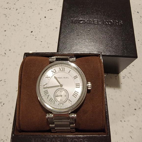 Michael Kors Silver Wrist Watch - Picture 1 of 3